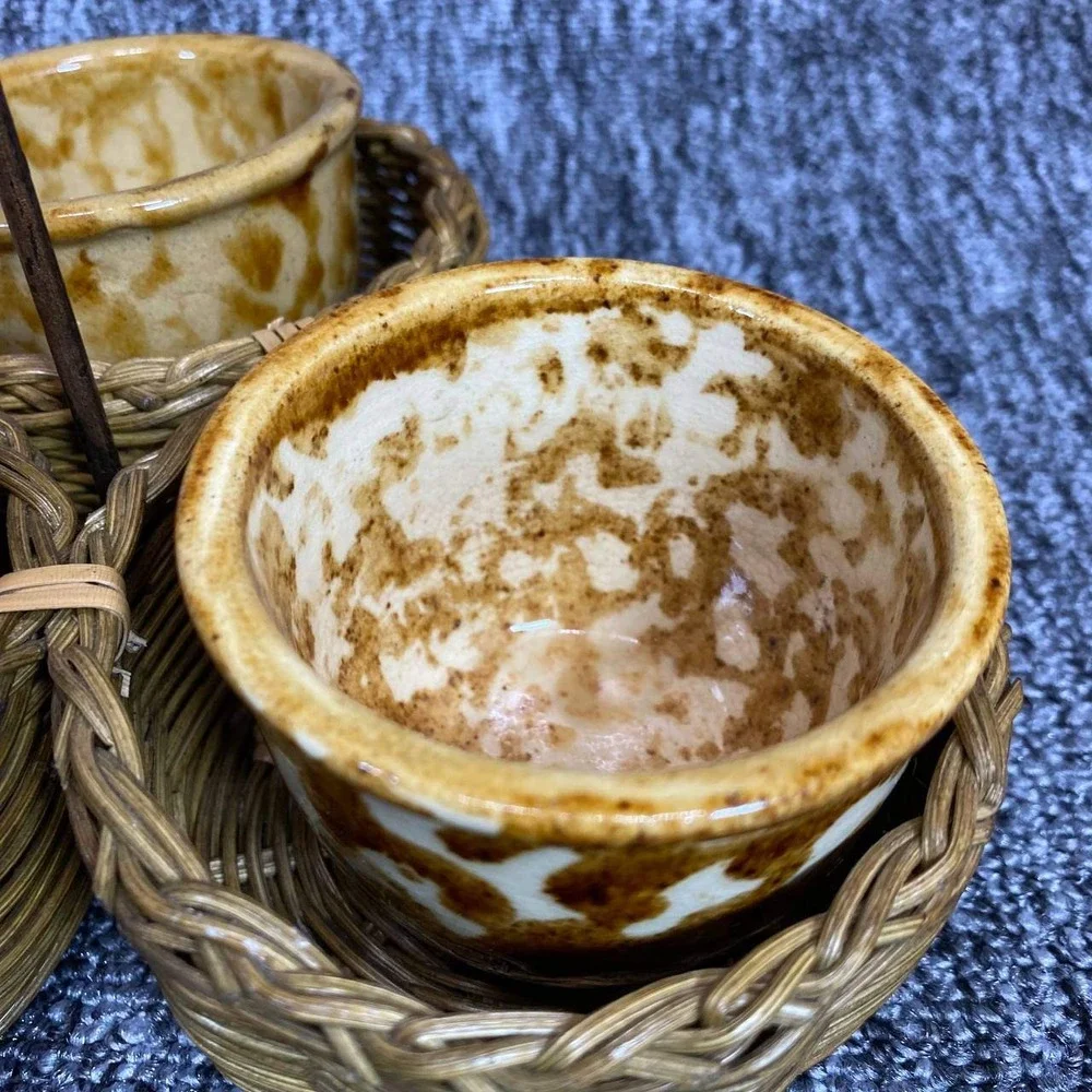 Unbranded sponge pottery